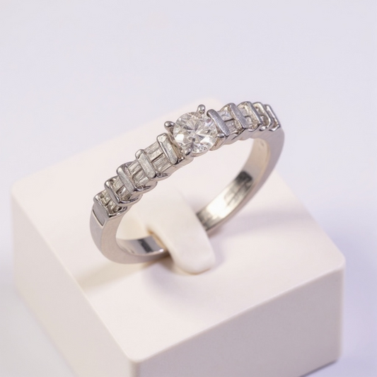 Anillo de diamantes oro blanco 10k